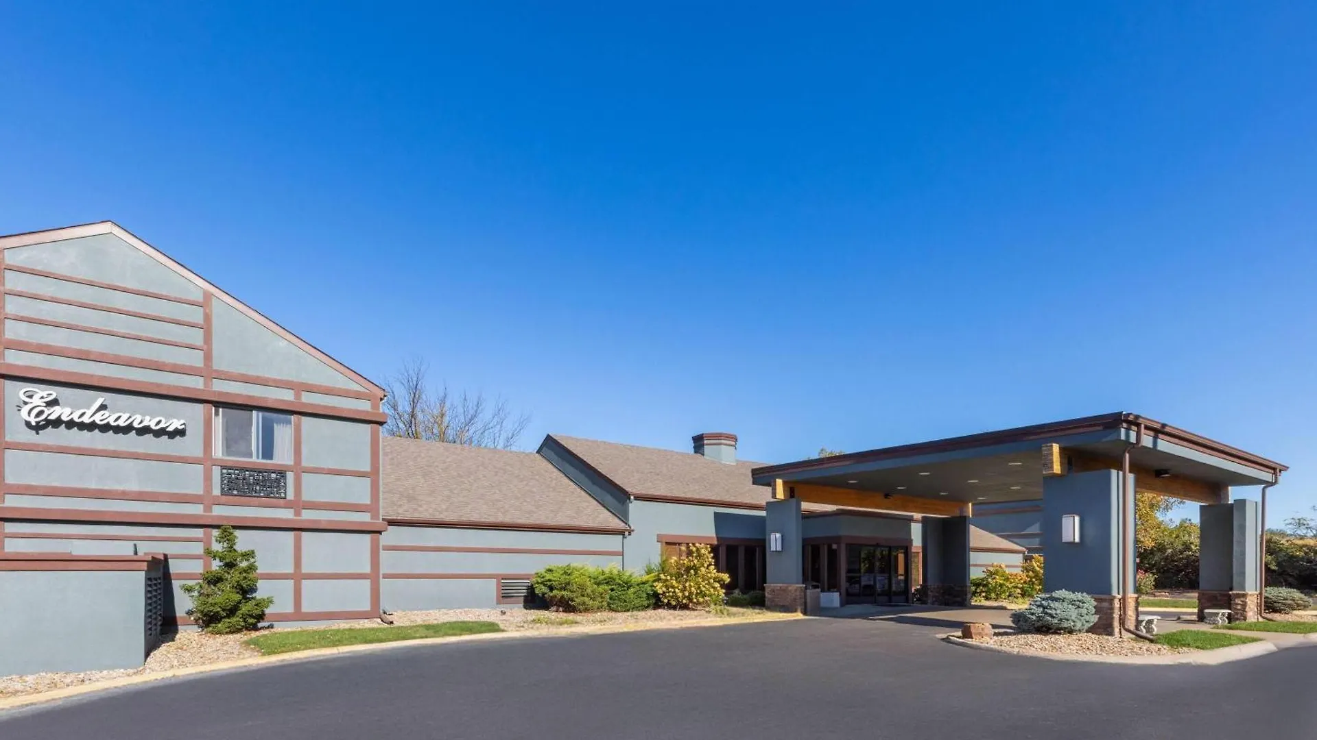 4 Smart Business Hotels Near Indian Hills Shopping Center