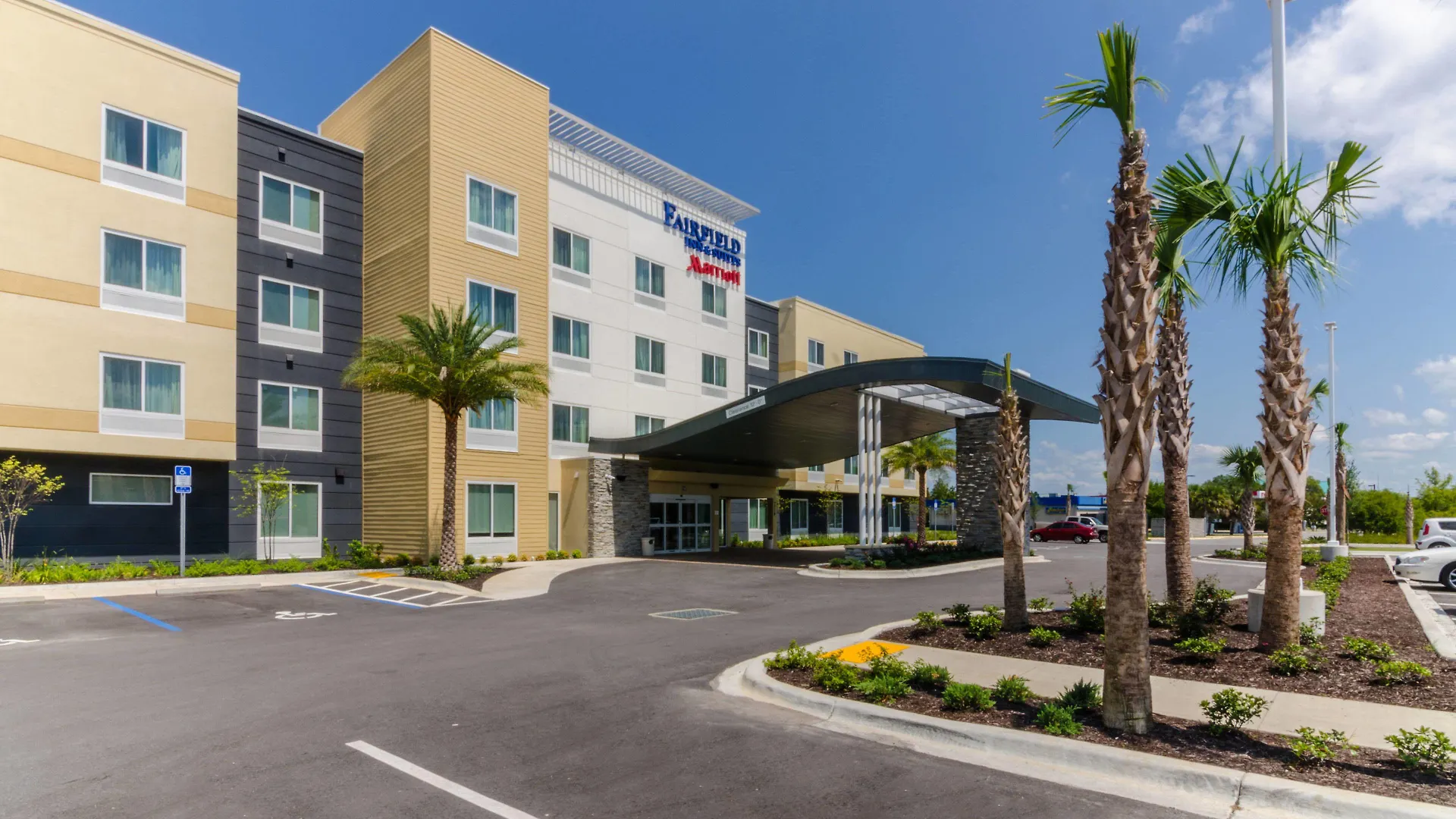 9 Family Hotels Near Gator Race Track for Easy Beach Access