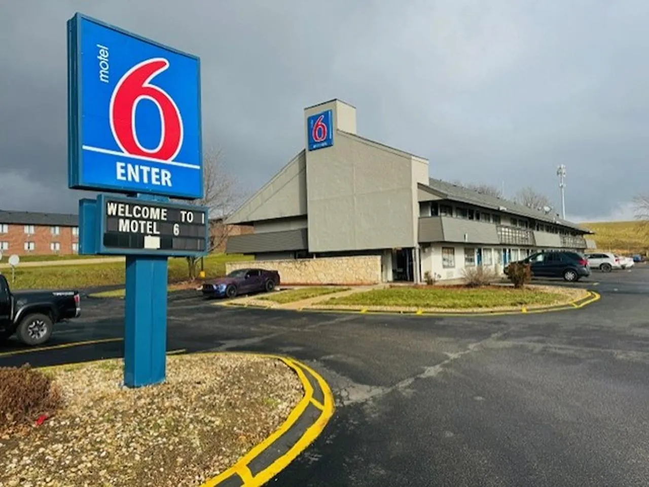 Staying Near Tait Cummins Memorial Park: 4 Hotels Compared