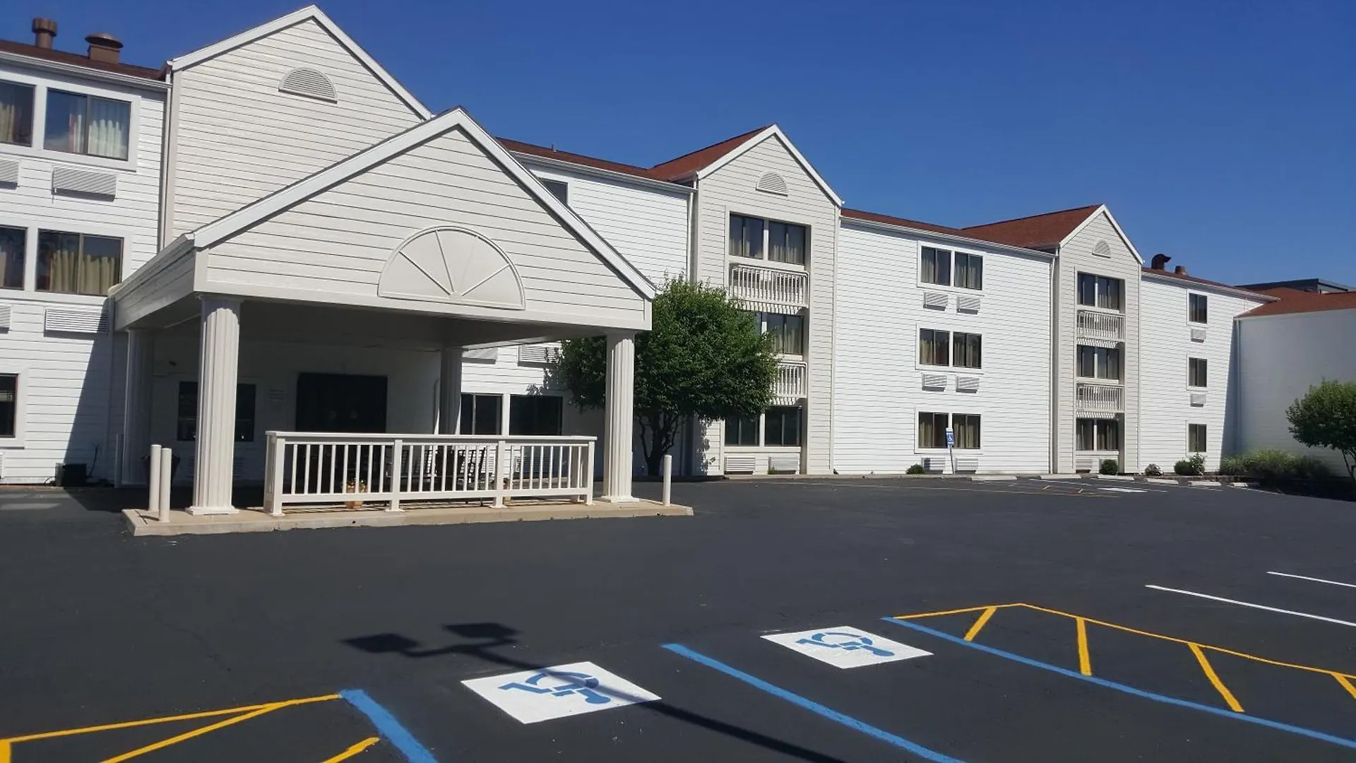 4 Airport Hotels Near Carlson Travel Academy That Deliver