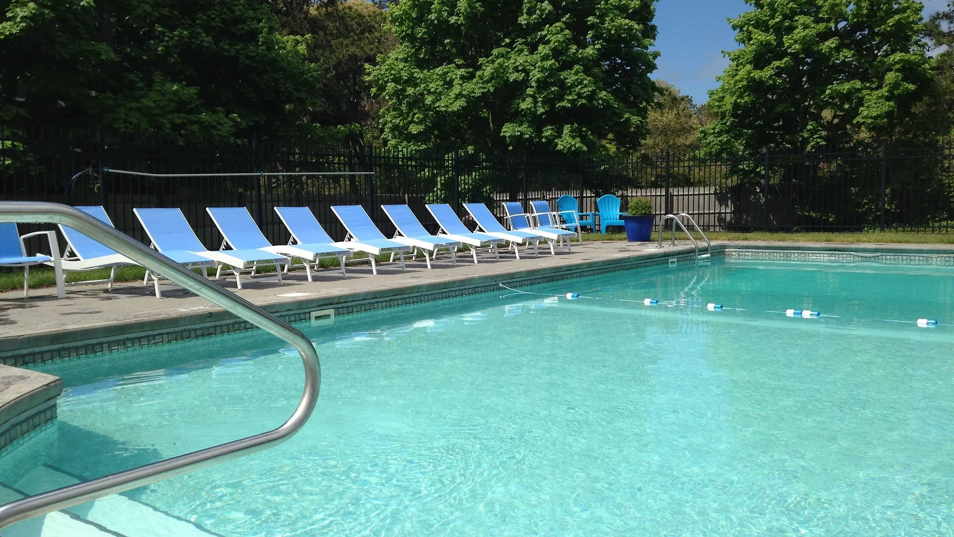 Where to Stay Near Wychmere Harbor: 4 Hotels for Couples