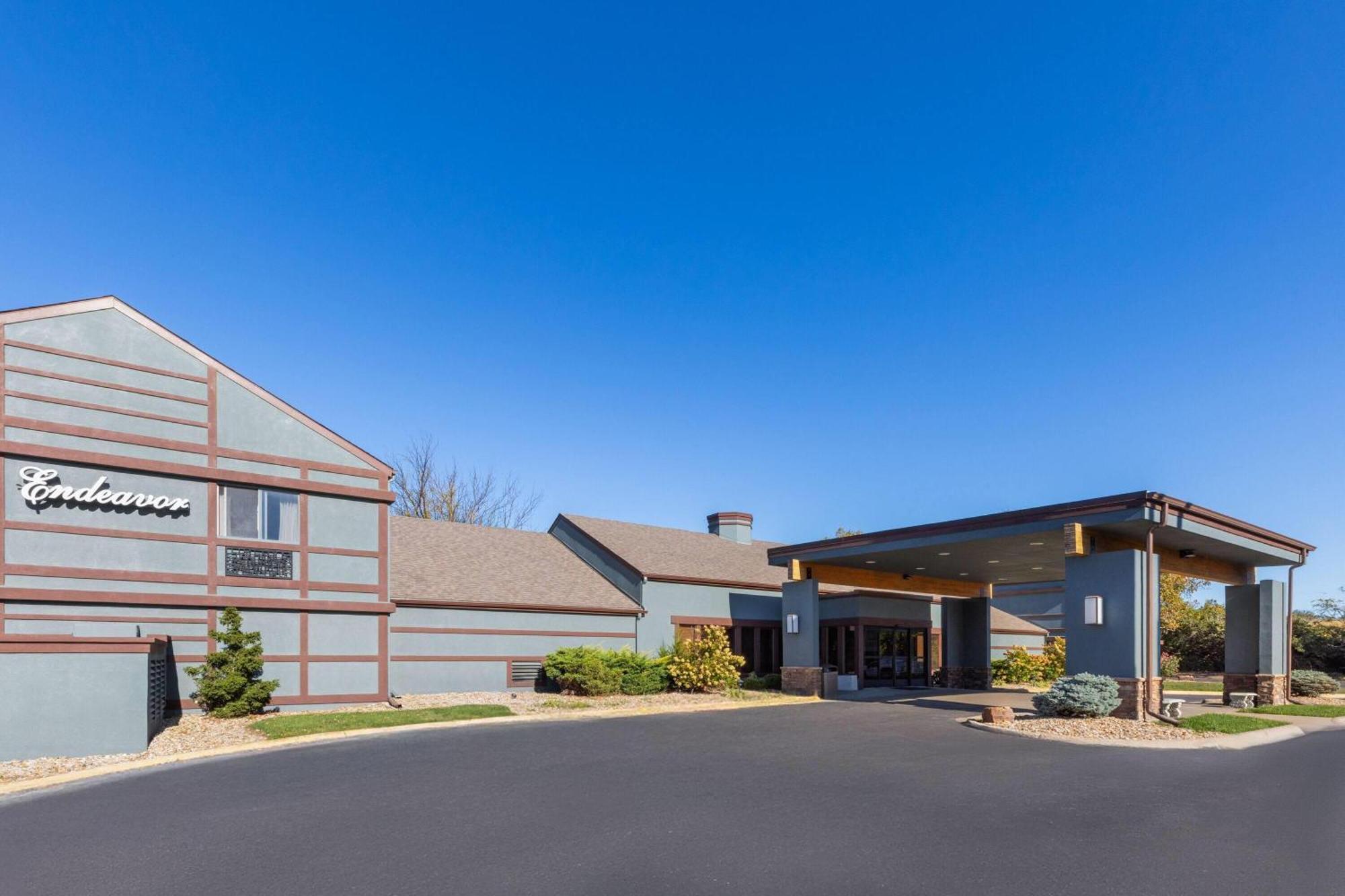4 Smart Business Hotels Near Indian Hills Shopping Center