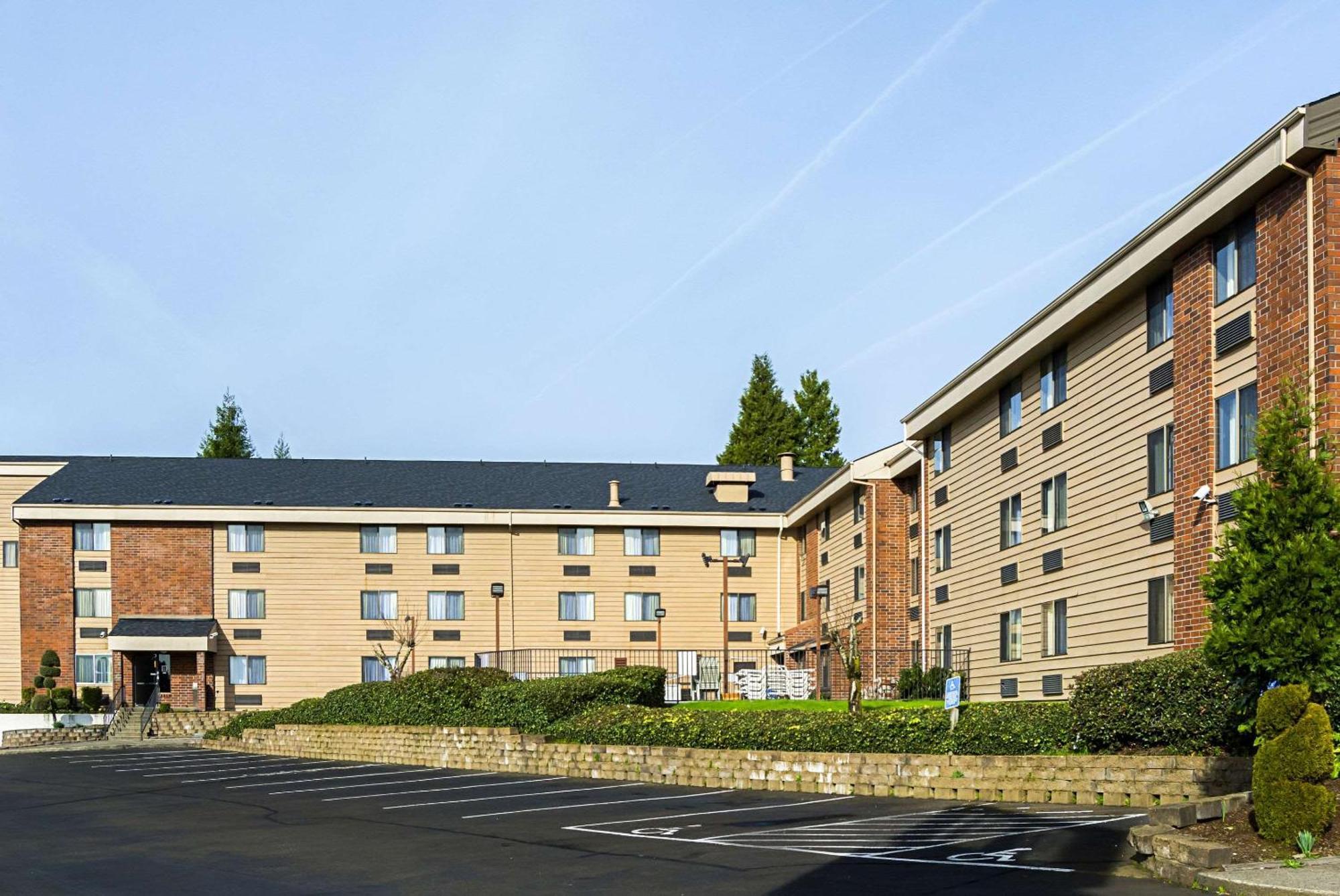 4 Smart 3-Star Hotels Near Errol Heights City Park
