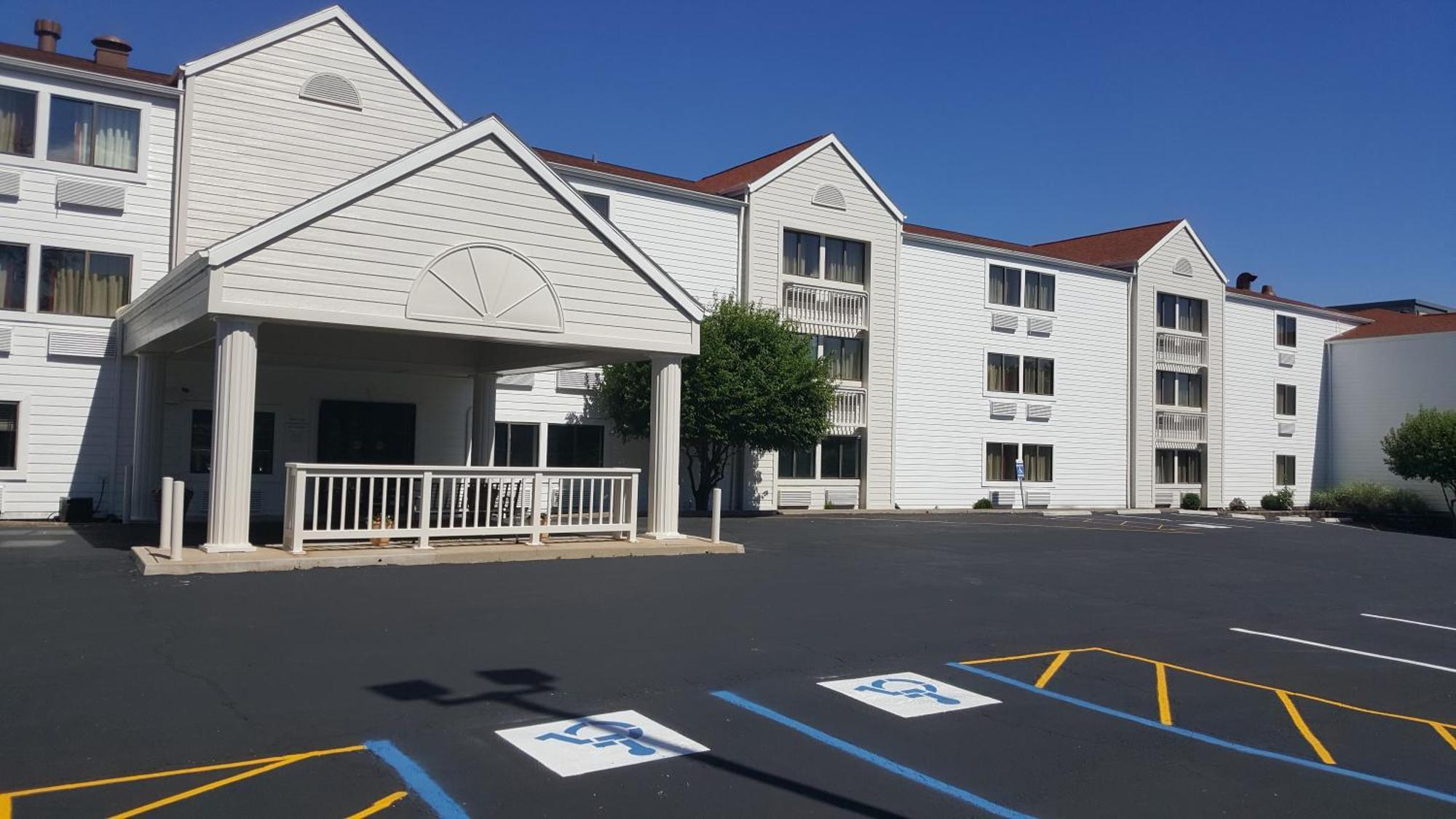 4 Airport Hotels Near Carlson Travel Academy That Deliver