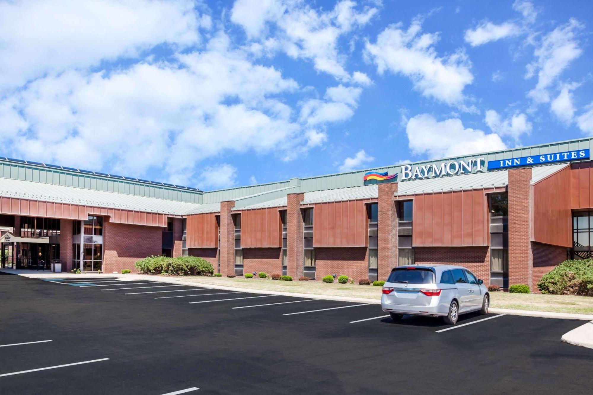 5 Business Hotels Near Studebaker Park Worth Booking